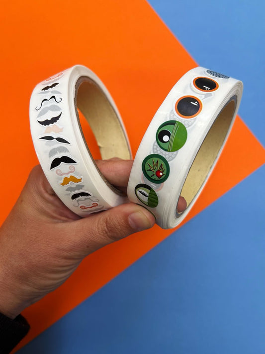 STICKERROL MET MONSTEROOGJES EN SNORREN